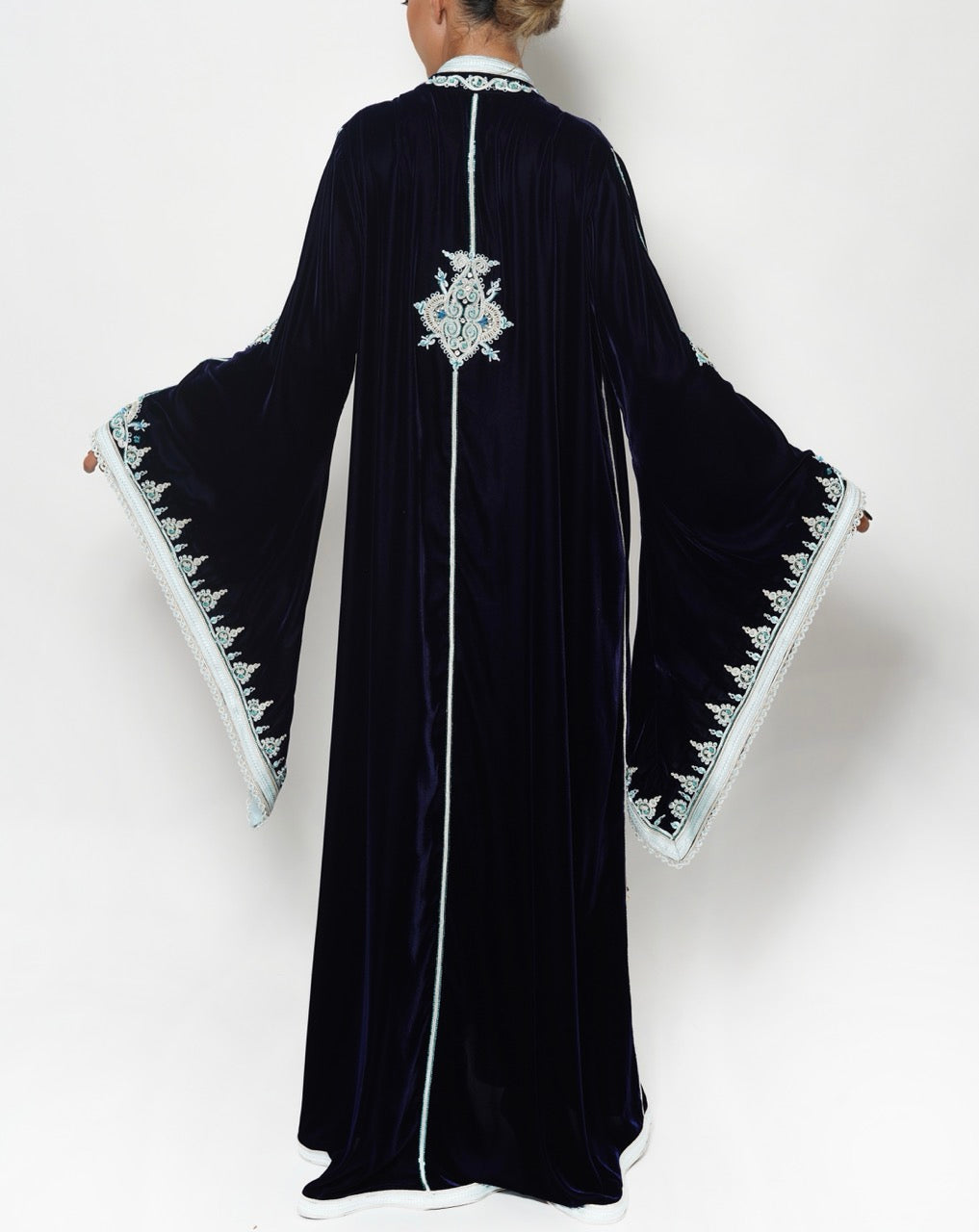 قفطان عزيزة الكحلي والفيروزي